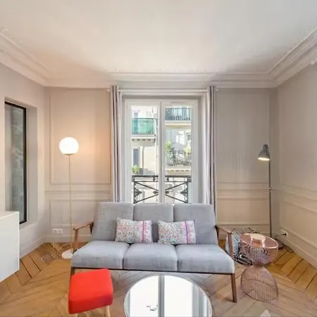 Charming, Bright 2-bedroom Flat Near Lafayette Appartement Parijs